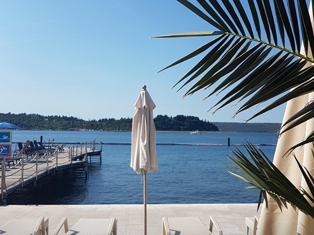 Vom wilden Strand unter Flysch-Klippen bis zum exklusiven Angebot unter Sonnenschirmen